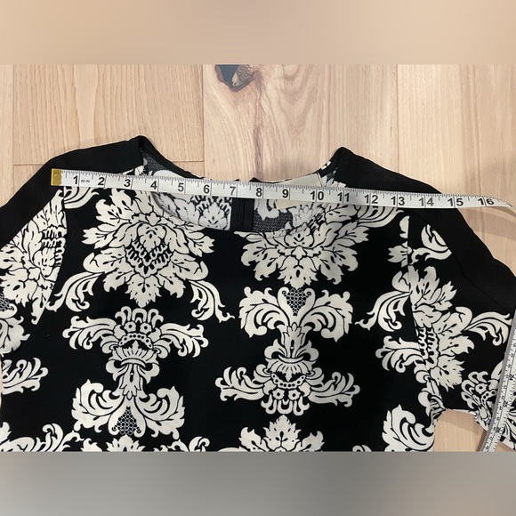 Everly Classic Black And White dress - Picture 9 of 10